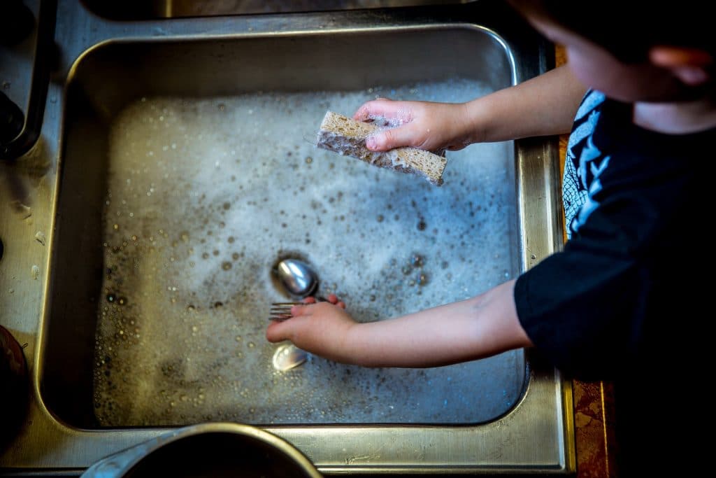 Produit lave-vaisselle maison : découvrez des recettes économiques et écologiques