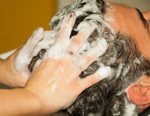 Shampoing anti pelliculaire : quelle utilité ?