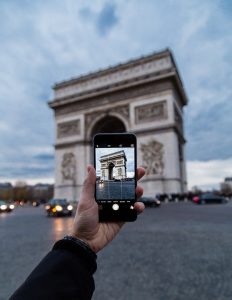 Apple : les publicités du futur Apple Store des Champs-Élysées détournées par ATTAC