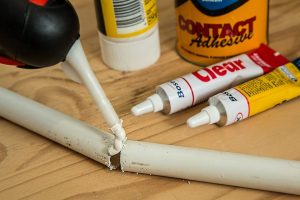 Comment enlever de la colle sur du plastique : quelques conseils utiles