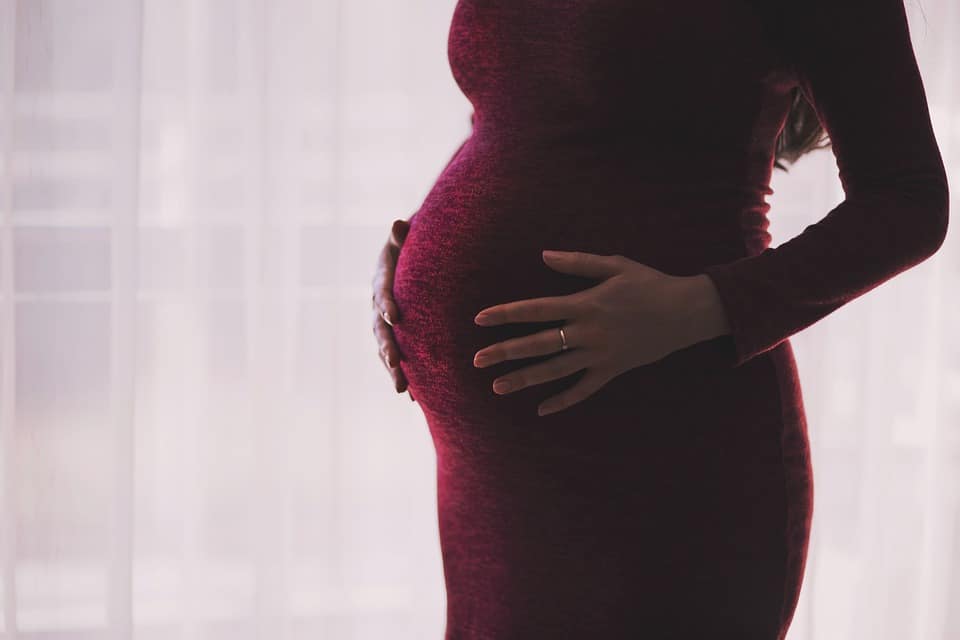 Huile essentielle enceinte : les dangers !