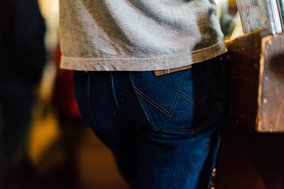 Fesses poilues : comment se débarrasser des poils ?