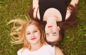Tie and dye brune : comment réussir sa coloration ?
