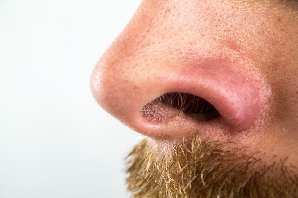 Gros point noir sur le nez : quel le meilleur traitement pour s’en débarrasser ?