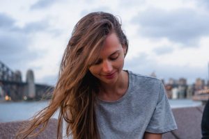 Huile de nigelle cheveux : un produit miracle pour tout le corps