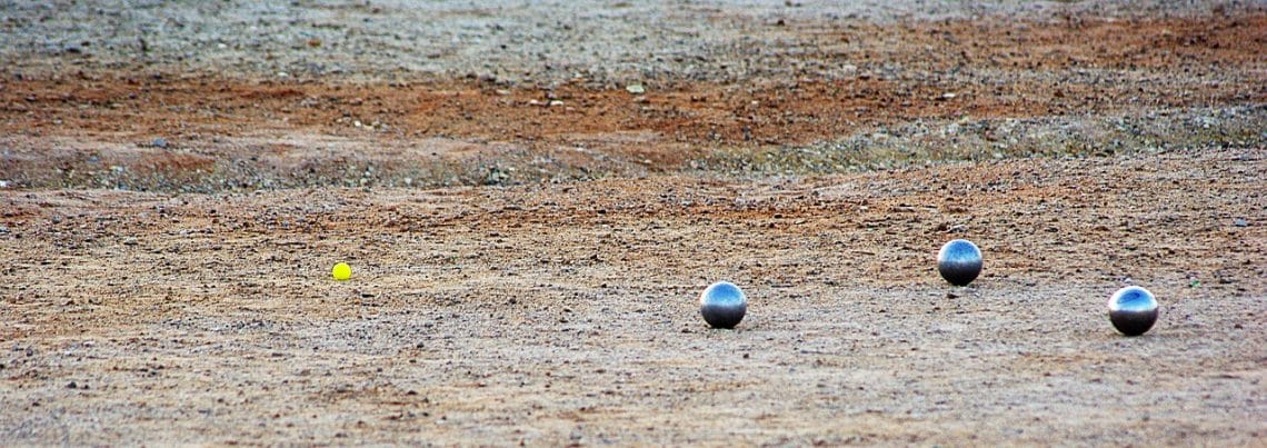 vue de boules sur un terrain de pétanque