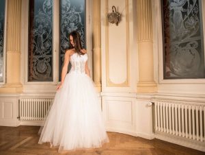 Choisir une robe de mariée avec un bustier avec traine
