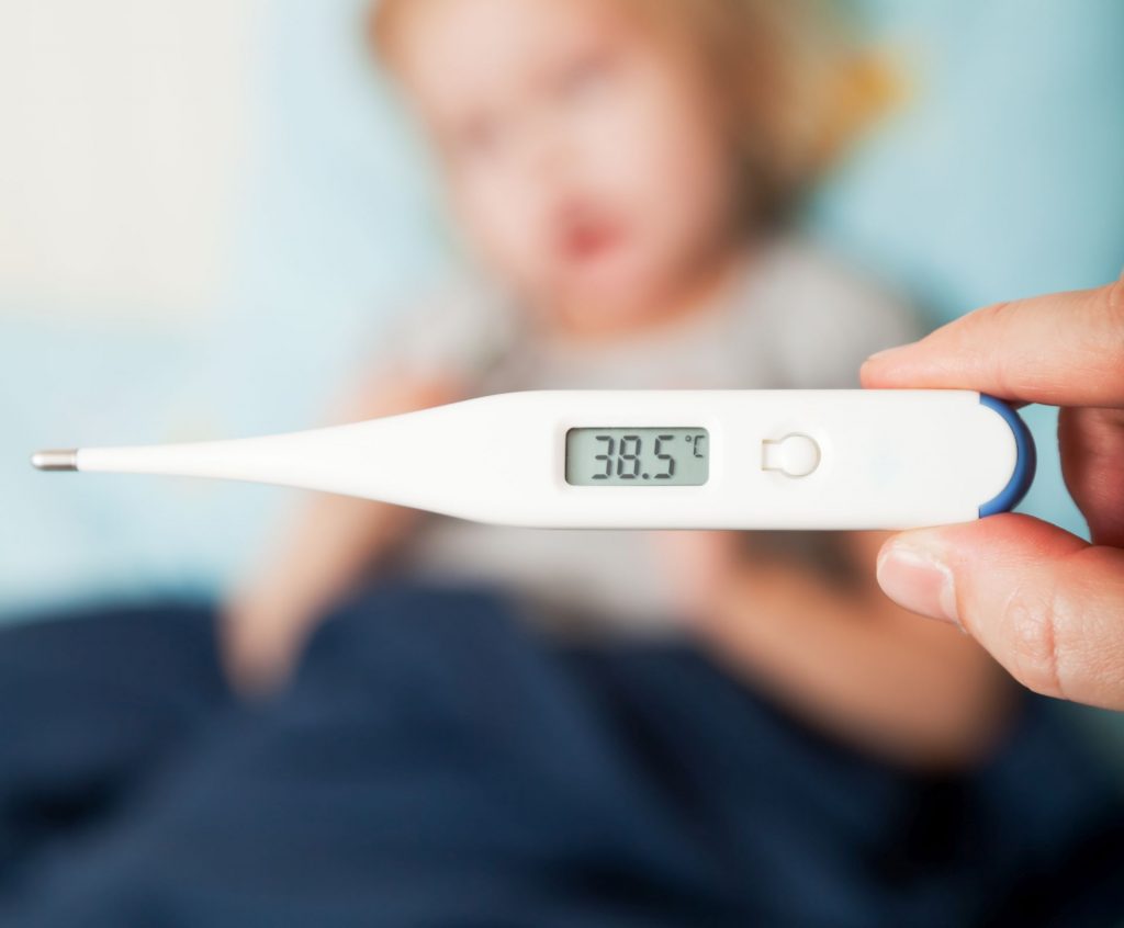 Comment faire baisser la fièvre : causes, symptômes et traitements