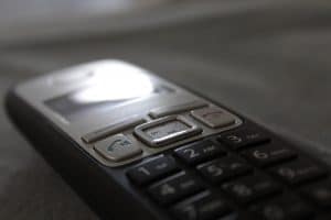 Comment bien choisir un téléphone fixe pour une personne âgée