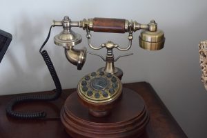 Comment bien choisir une téléphone fixe pour une personne agée