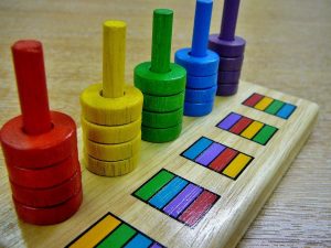 Comment trouver un jeu de mémoire en bois et couleurs ?