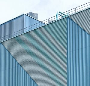 Quelle entreprise réalise une facade de batiment industriel ?