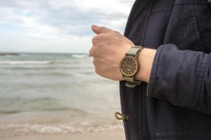 Sur quel site commander une montre en bois personnalisable ?