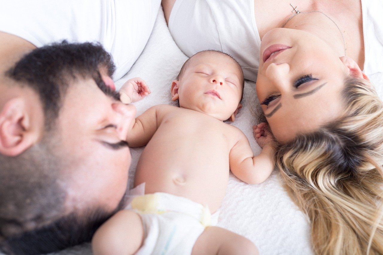 Bébé entre ses deux parents