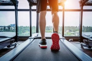 pieds-males-baskets-cours-execution-tapis-roulant-salle-gym-concept-exercice
