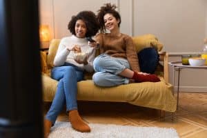 Comment nettoyer son écran TV sans risquer de l’abîmer ?