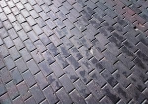 Comment retirer les taches sur un mur en briques ?